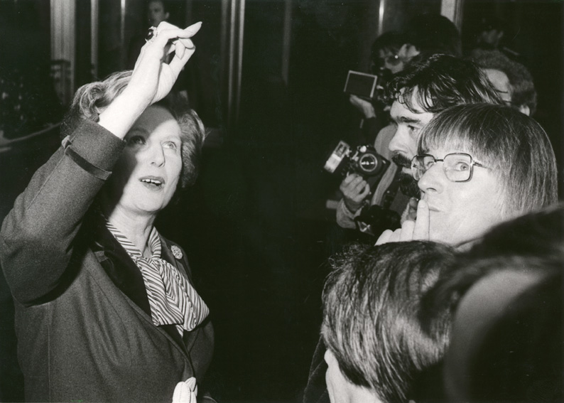 Margaret Thatcherová s novináři, 27. 11. 1981 (foto: Archiv Evropské komise) Margaret Thatcherová s novináři, 27. 11. 1981 (foto: Archiv Evropské komise)