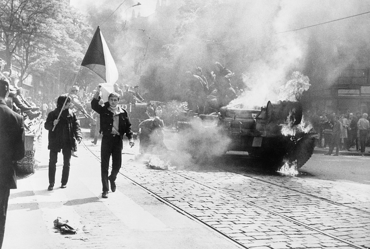Hořící sovětský tank, okupace 1968